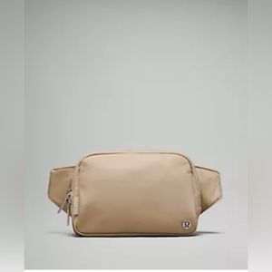 Lululemon Everywhere Belt Bag 2L in Trench